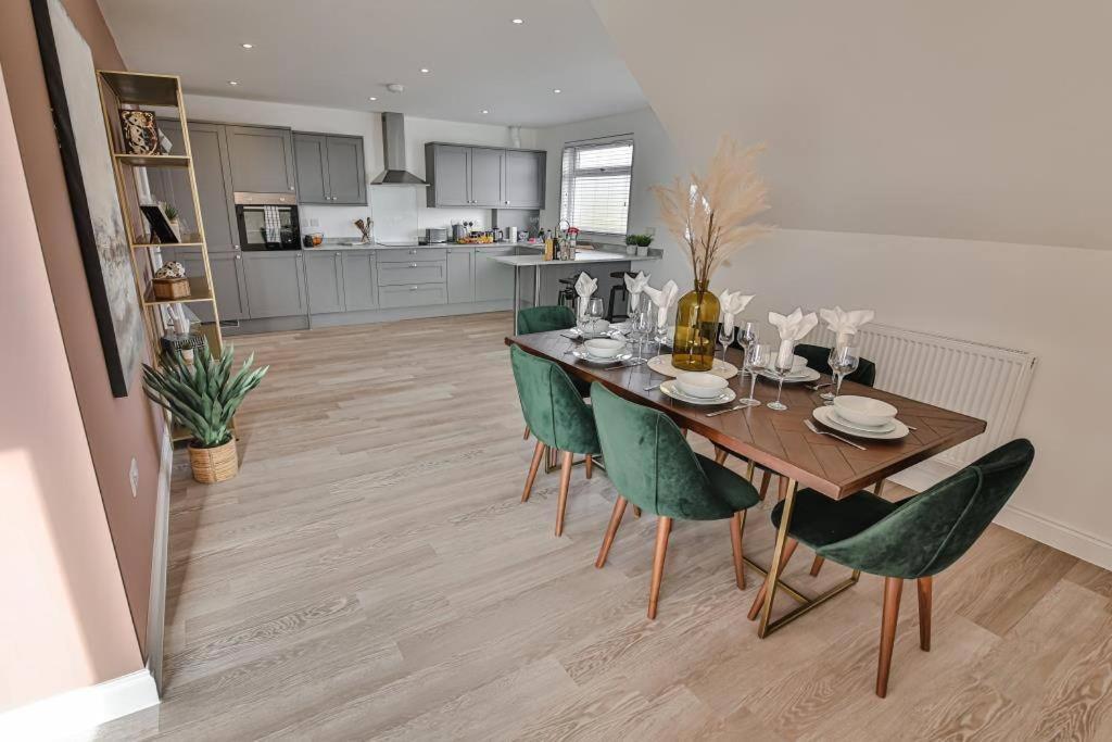 Bournecoast - Stylish Flat With Balcony - Sea Views - 10 Min Walk To Beach - Parking - Wifi - Fm8407 Bournemouth Exterior foto